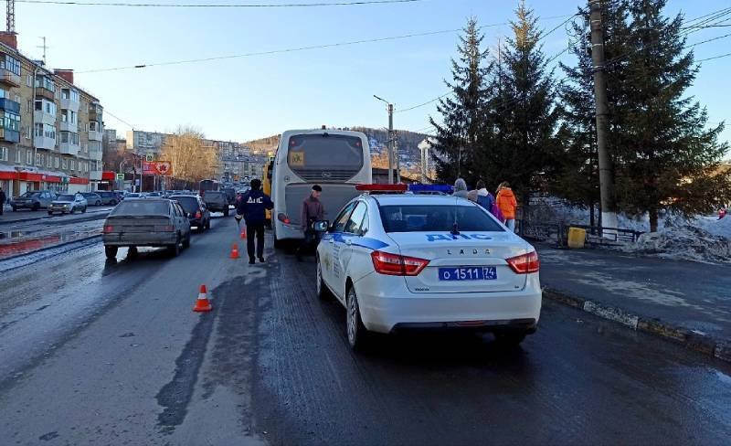 Сотрудники Госавтоинспекции Златоуста осуществили сопровождение автобусов, перевозящих детские коллективы
